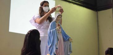 Paróquia Santo Antônio Maria Claret: profissionais da saúde participam de coroação de Nossa Senhora