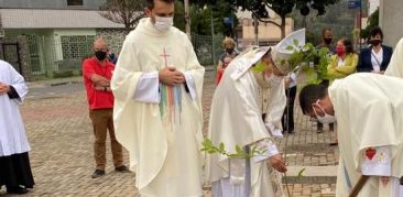 Jubileu Centenário da Arquidiocese de BH: dom Walmor planta muda de jequitibá no Santuário Arquidiocesano São Paulo da Cruz