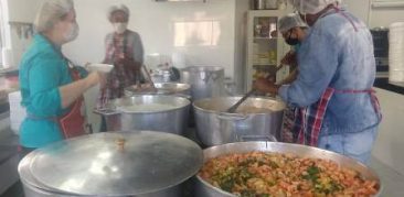 Voluntários preparam 230 refeições para famílias em situação de vulnerabilidade social, na Catedral Cristo Rei