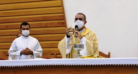 Dom Nivaldo celebra Missa na Comunidade Santa Rosa de Lima, da Paróquia São Judas Tadeu, em Betim