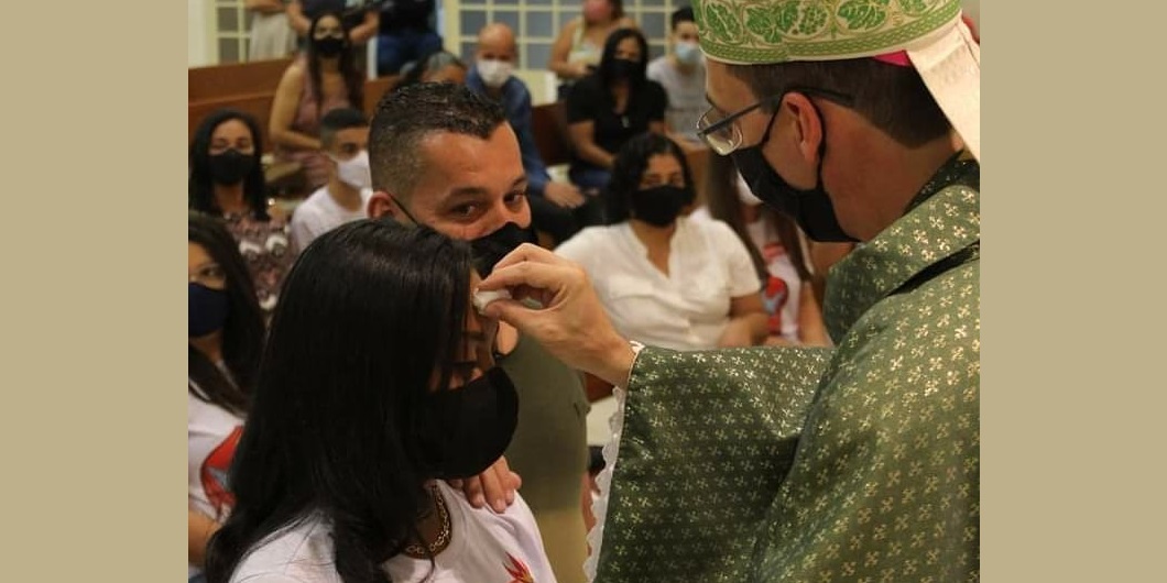  Dom Júlio César celebra crisma de jovens durante visita pastoral