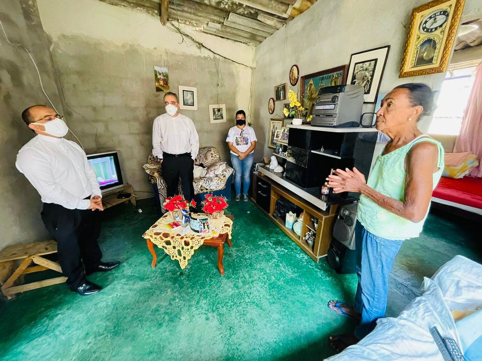 Dom Nivaldo visita a comunidade Dom Tomás Balduíno, em Betim