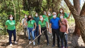 Fiéis plantam mudas de árvores no Parque Ursulina de Andrade Mello