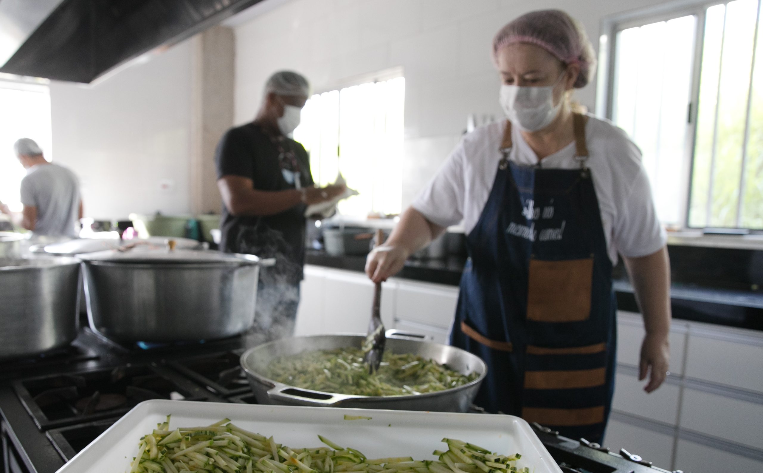 “Dai-lhes vós mesmos de comer”: iniciativa da Catedral Cristo Rei multiplica a partilha de alimentos e esperança