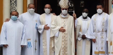 Fiéis da Basílica Nossa Senhora de Lourdes celebram o primeiro aniversário de ordenação episcopal de dom Nivaldo