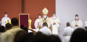 Dom Walmor celebra ordenação diaconal na Catedral Cristo Rei