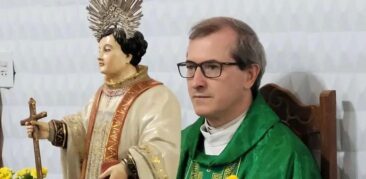 Dom Vicente reza a Novena de São Caetano, em Moeda