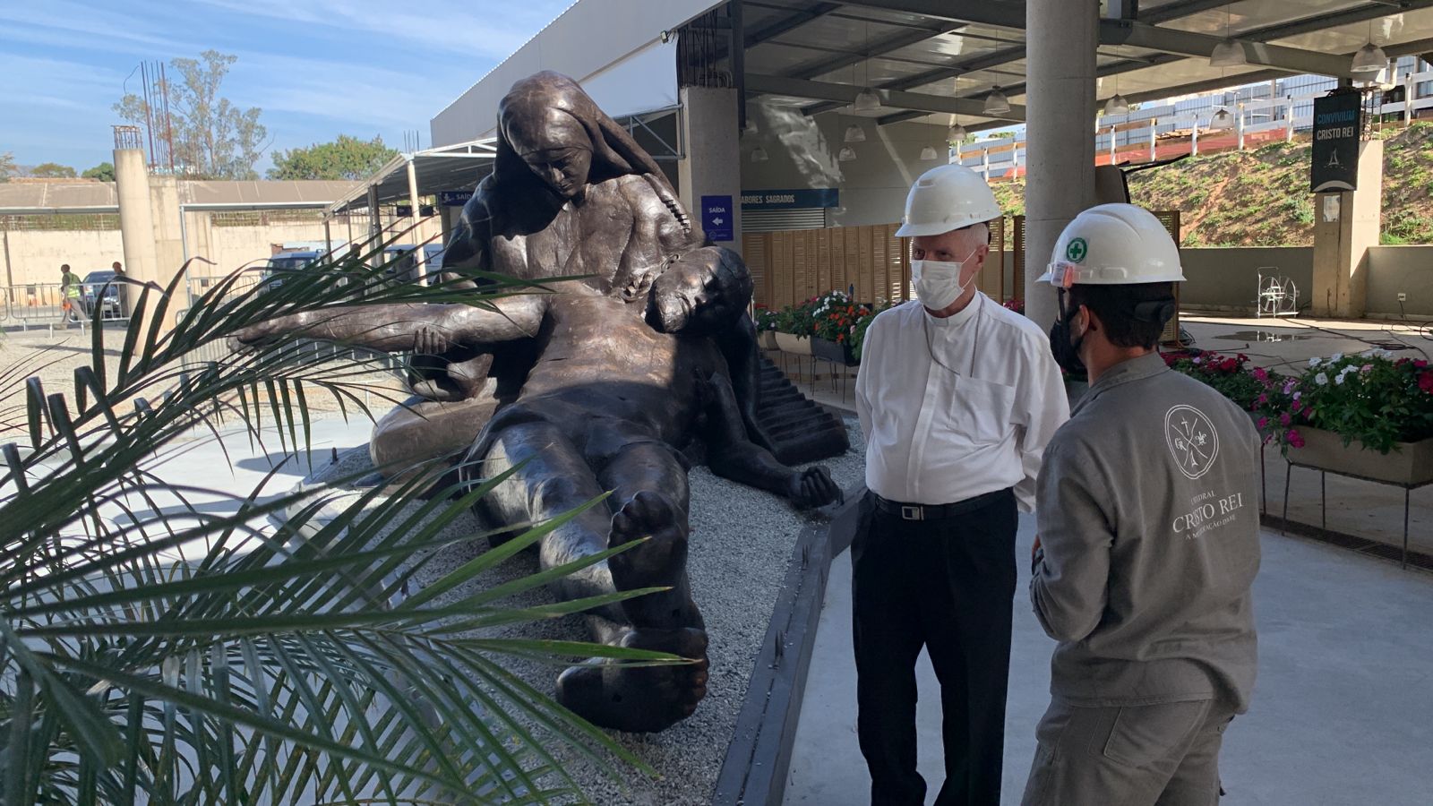 Dom Orlando Brandes visita a Catedral Cristo Rei