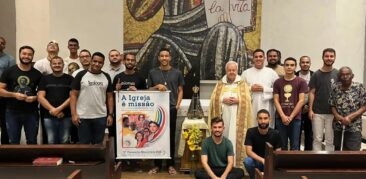 No mês das missões, seminaristas e padres do Sacej rezam o Rosário Missionário