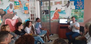 Jovens se reúnem para tarde formativa desenvolvida pelo projeto Guardiões do Patrimônio Cultural