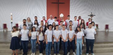 Estudantes do Colégio Santa Maria Minas recebem Sacramento da Crisma em celebração presidida por dom Júlio César