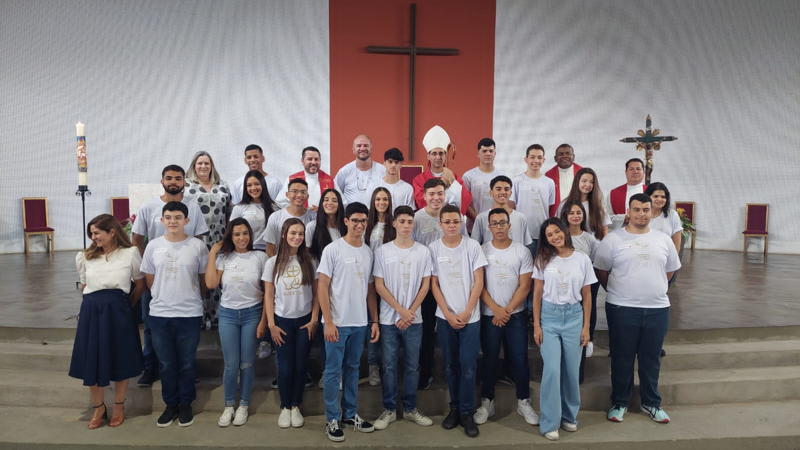 Estudantes do Colégio Santa Maria Minas recebem Sacramento da Crisma em celebração presidida por dom Júlio César