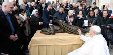 Papa Francisco abençoa escultura que convida o mundo a cuidar das pessoas em situação de rua