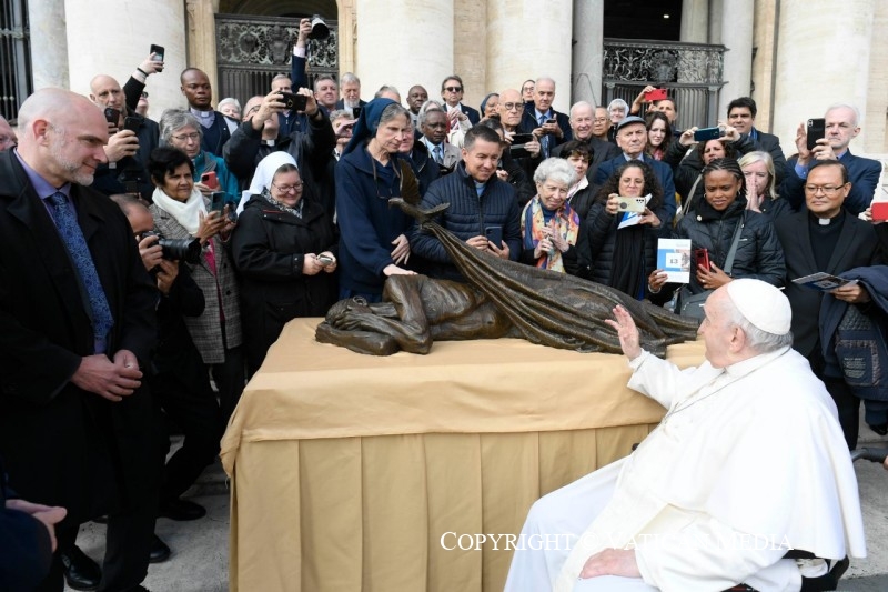 Papa Francisco abençoa escultura que convida o mundo a cuidar das pessoas em situação de rua