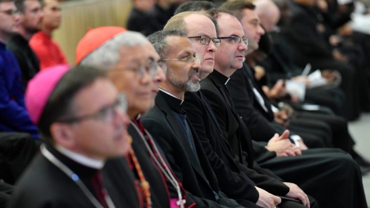 Papa Francisco reflete sobre temas fundamentais no cotidiano do sacerdócio: “Um padre deve estar perto do povo”