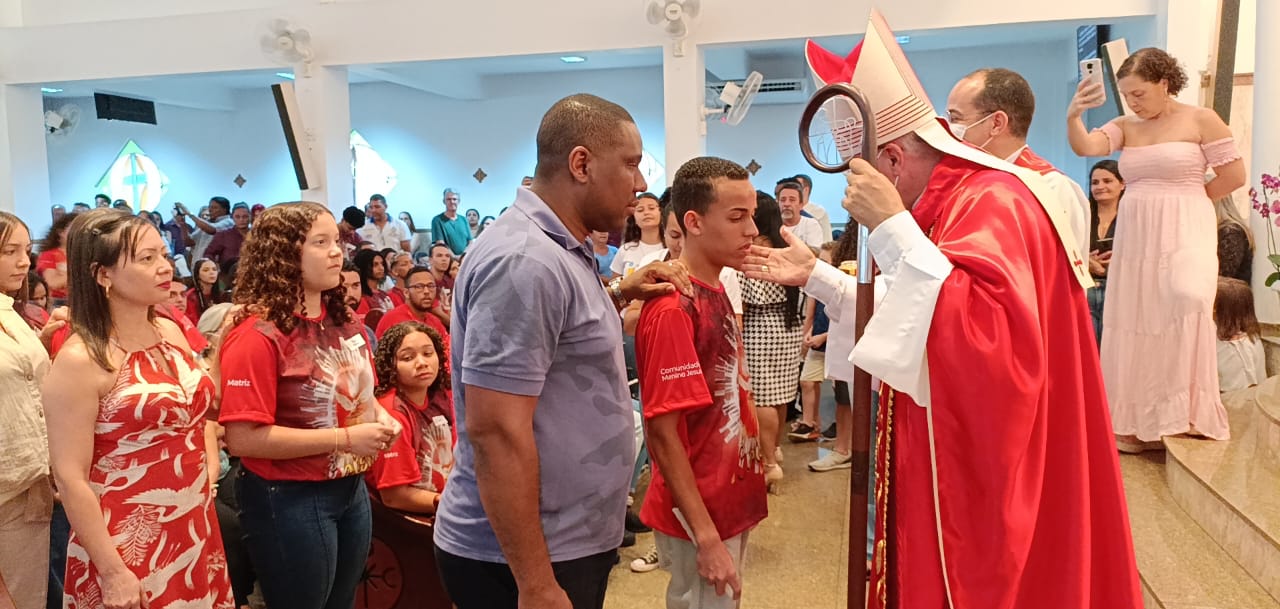 Dom Nivaldo celebra Missa da Crisma para jovens da Paróquia São José e São Gabriel Passionista