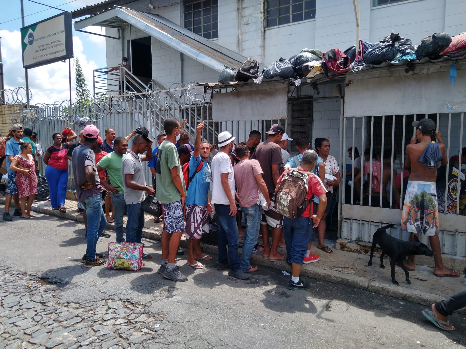 “Dai-lhes vós mesmos de comer”: refeições preparadas na Catedral Cristo Rei são doadas aos sem-teto amparados em abrigo