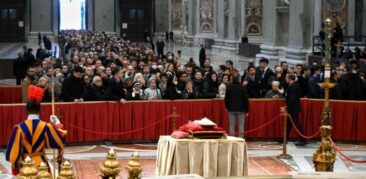 Fiéis prestam homenagens ao Papa emérito Bento XVI