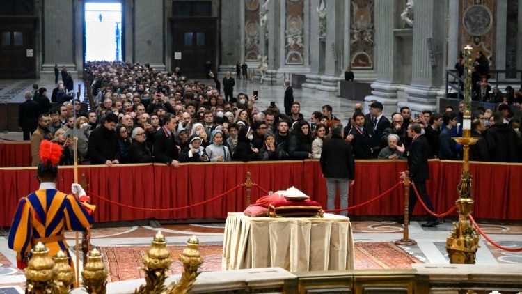 Fiéis prestam homenagens ao Papa emérito Bento XVI