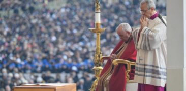 Milhares de fiéis reúnem-se para o funeral do Papa emérito Bento XVI