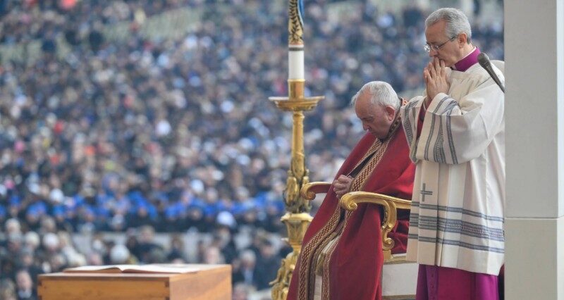 Papa Francisco presidirá funeral de Bento XVI em 5 de janeiro -  Internacional - Estado de Minas