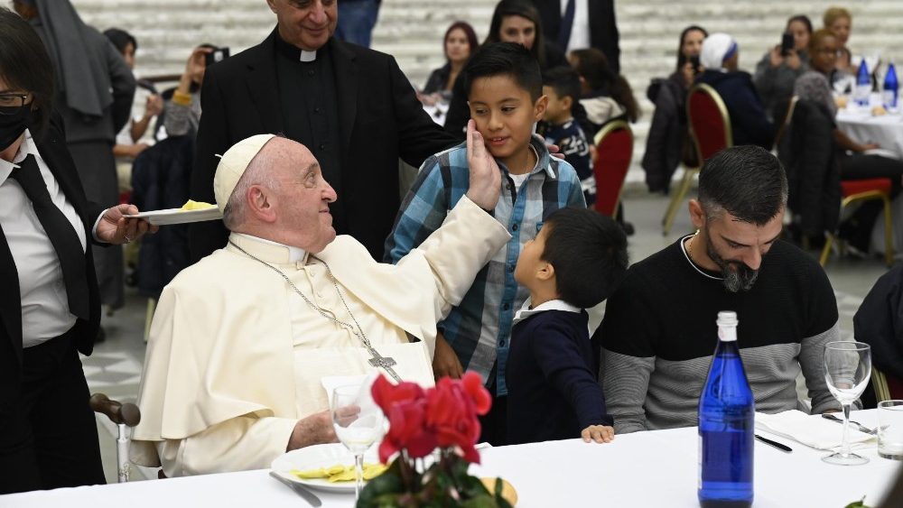 Mensagem do Papa Francisco para o 7º Dia Mundial dos Pobres: “Nunca afastes de algum pobre o teu olhar”