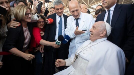 Papa Francisco recebe alta do hospital