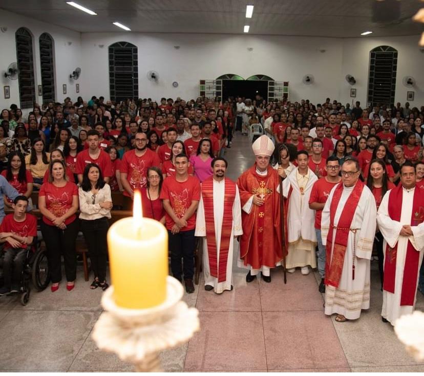 Dom Nivaldo preside Missa da Crisma para jovens de Ibirité