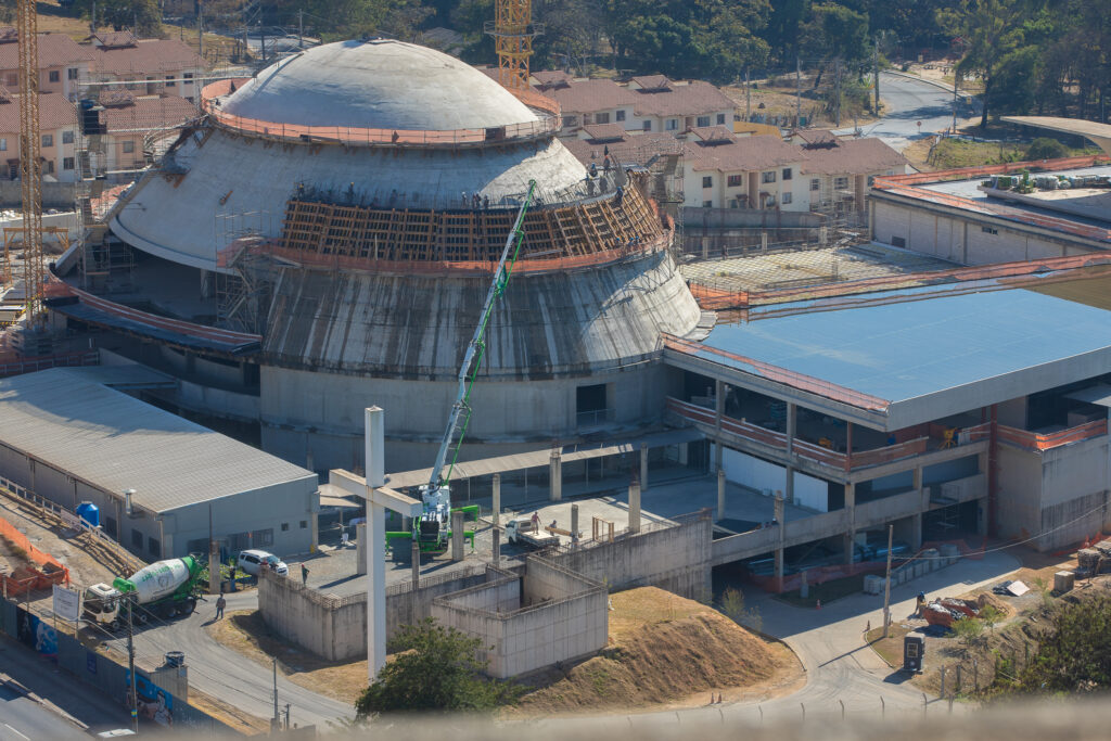 Catedral Cristo Rei recebendo a primeira concretagem em um de seus pórticos