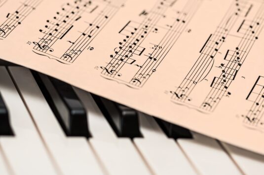 Paróquia São Tiago Maior oferta aulas de canto e instrumentos musicais gratuitas para a comunidade