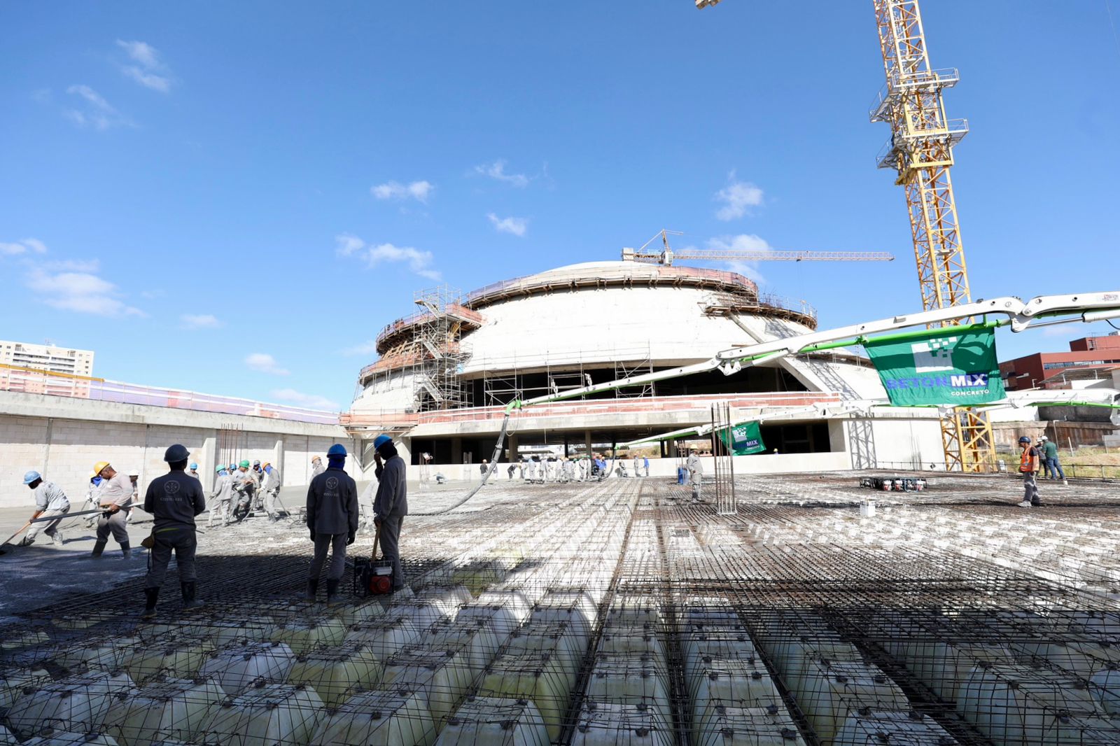 Mais uma importante e grande concretagem é realizada na Catedral Cristo Rei