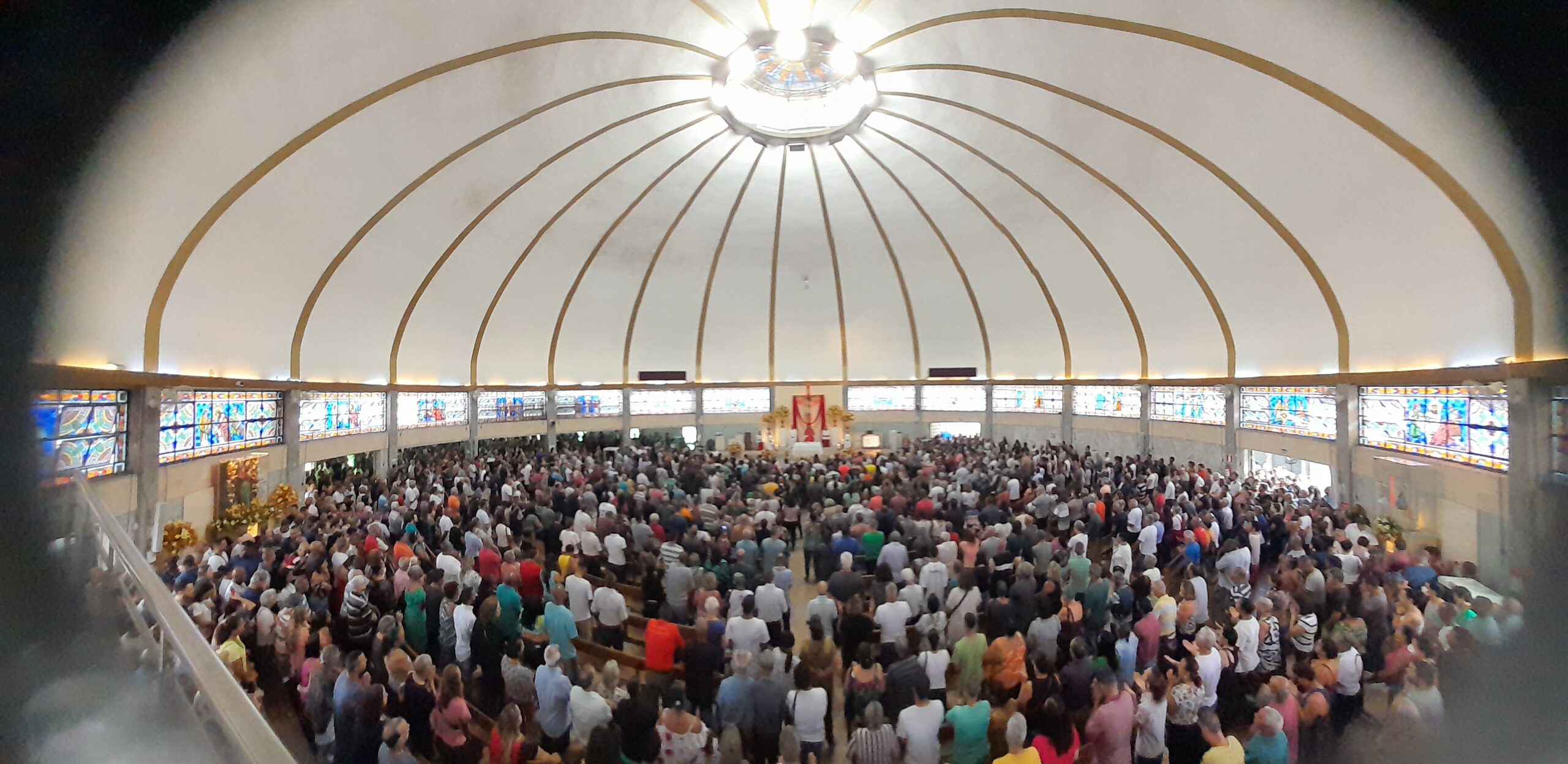 Milhares de devotos participam da Festa de São Judas Tadeu, no Santuário Arquidiocesano dedicado ao padroeiro, em BH