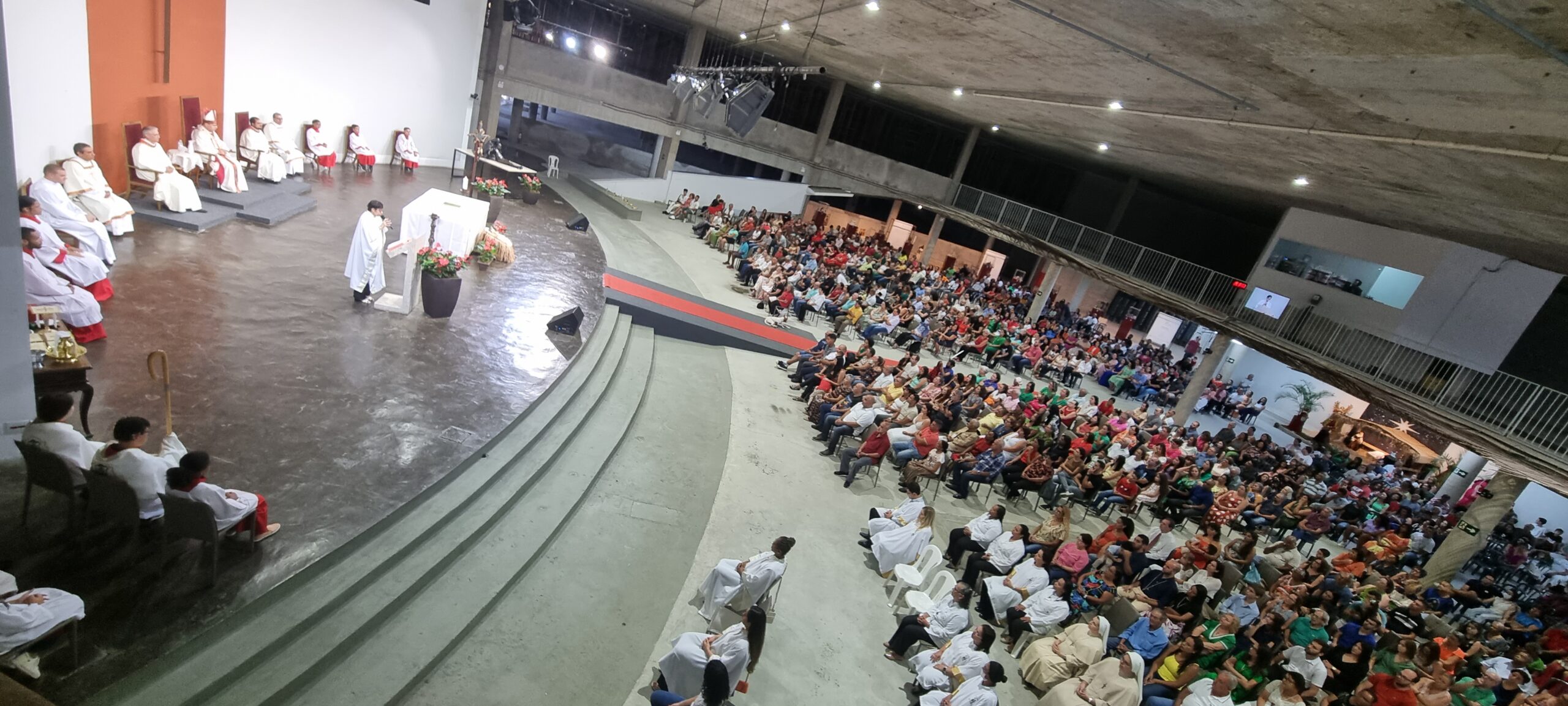 Homilia dominical: Catedral Cristo Rei fica repleta de fiéis para a Vigília de Natal celebrada por dom Walmor