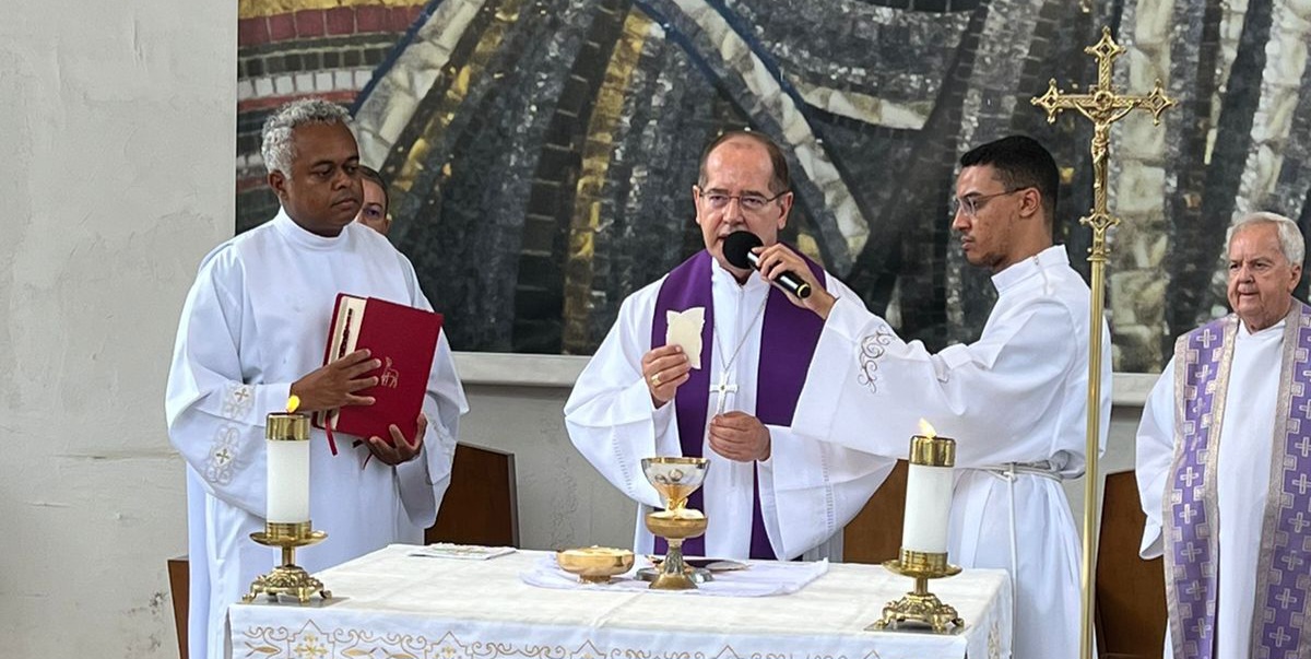 Dom Walmor celebra a Eucaristia com padres da maturidade no Convivium Emaús