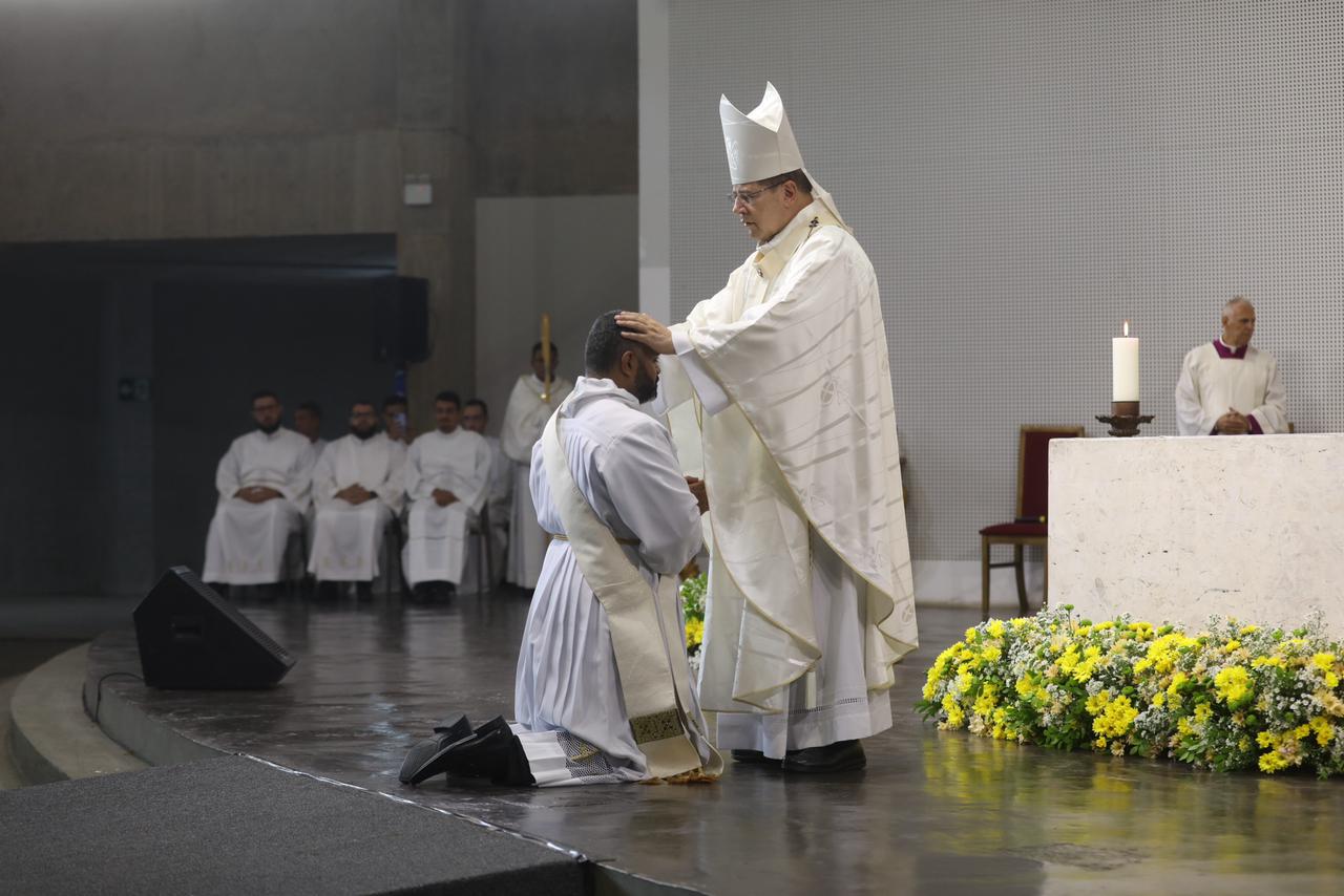 Ordenação sacerdotal reúne peregrinos na Catedral Cristo Rei