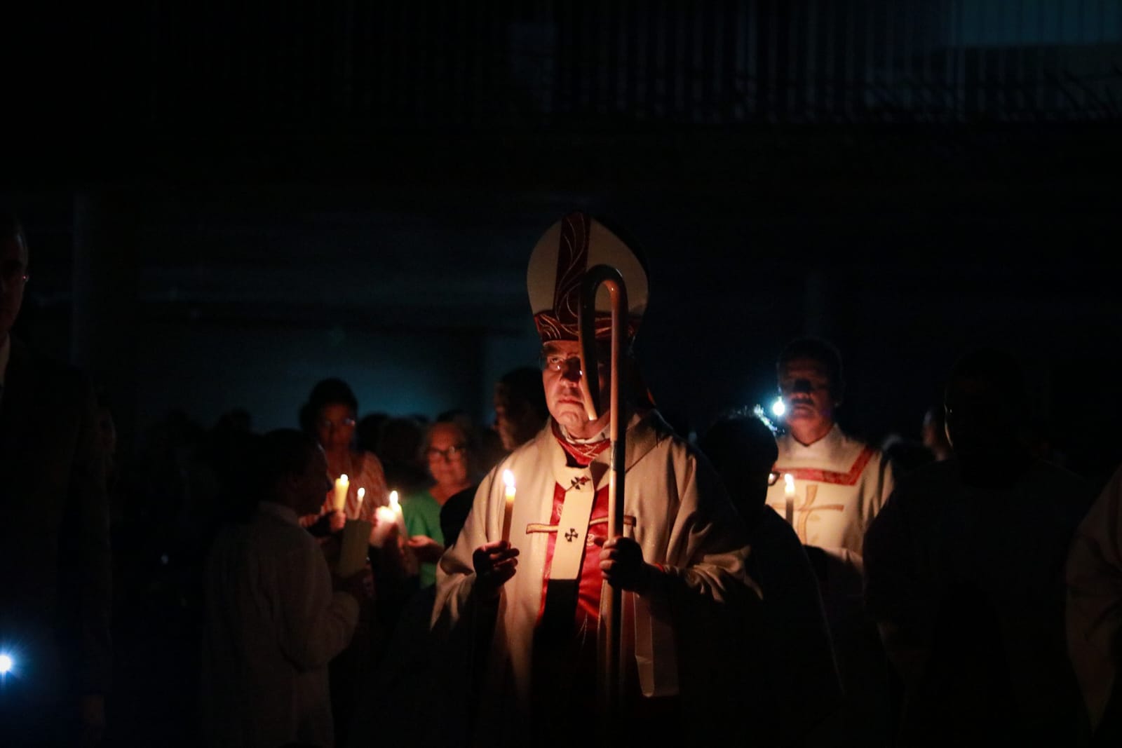 Dom Walmor preside a Vigília de Páscoa na Catedral Cristo Rei