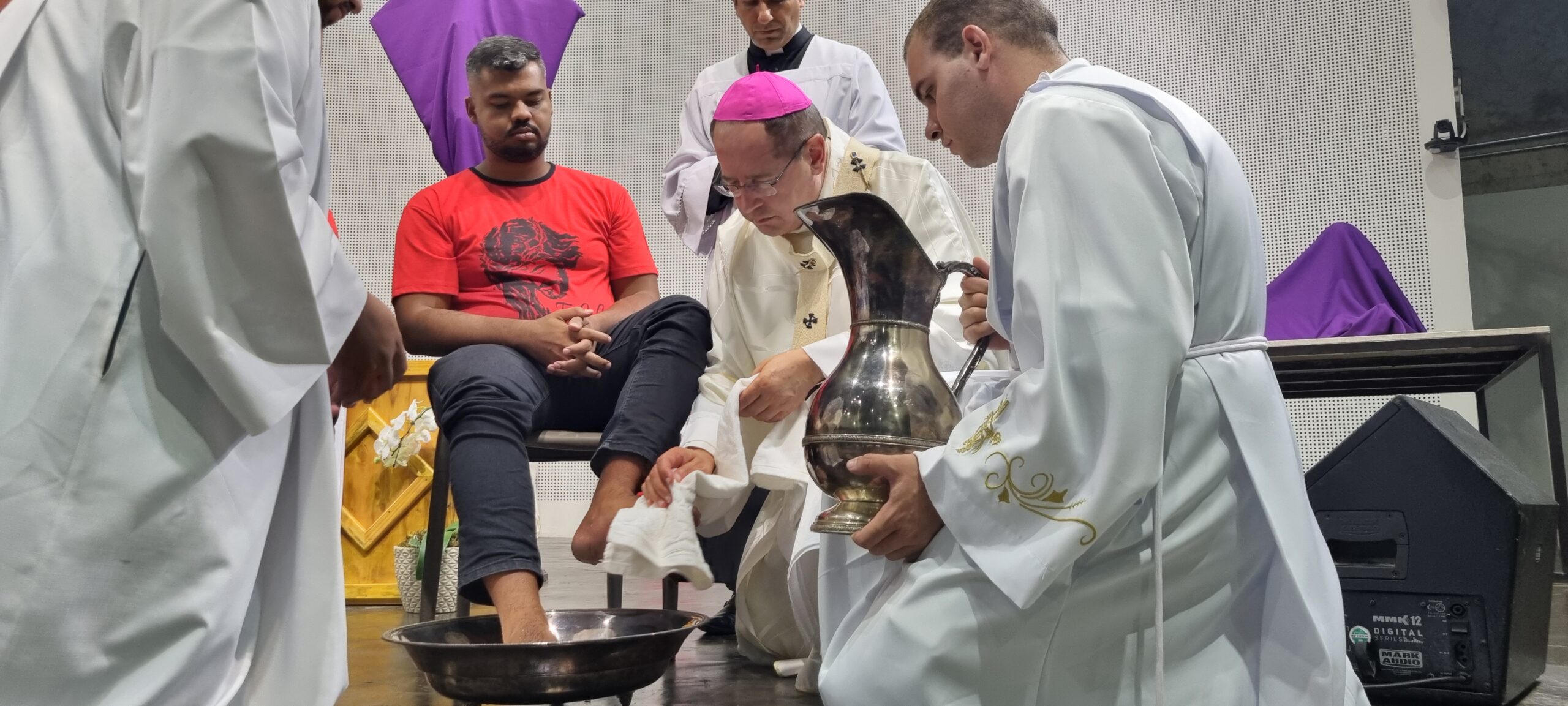 Fiéis peregrinam à Catedral Cristo Rei para a Missa da Ceia do Senhor