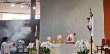 Fiéis celebram a Páscoa do Senhor na Catedral Cristo Rei