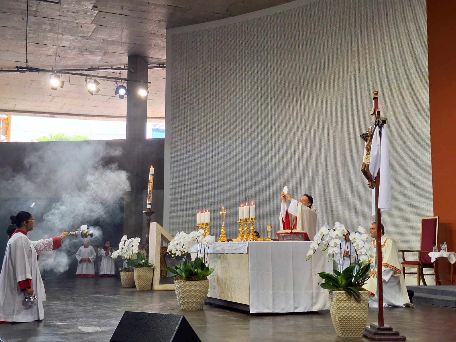 Fiéis celebram a Páscoa do Senhor na Catedral Cristo Rei