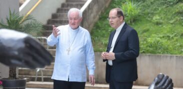 Dom Walmor apresenta a Catedral Cristo Rei ao Cardeal Marc Ouellet