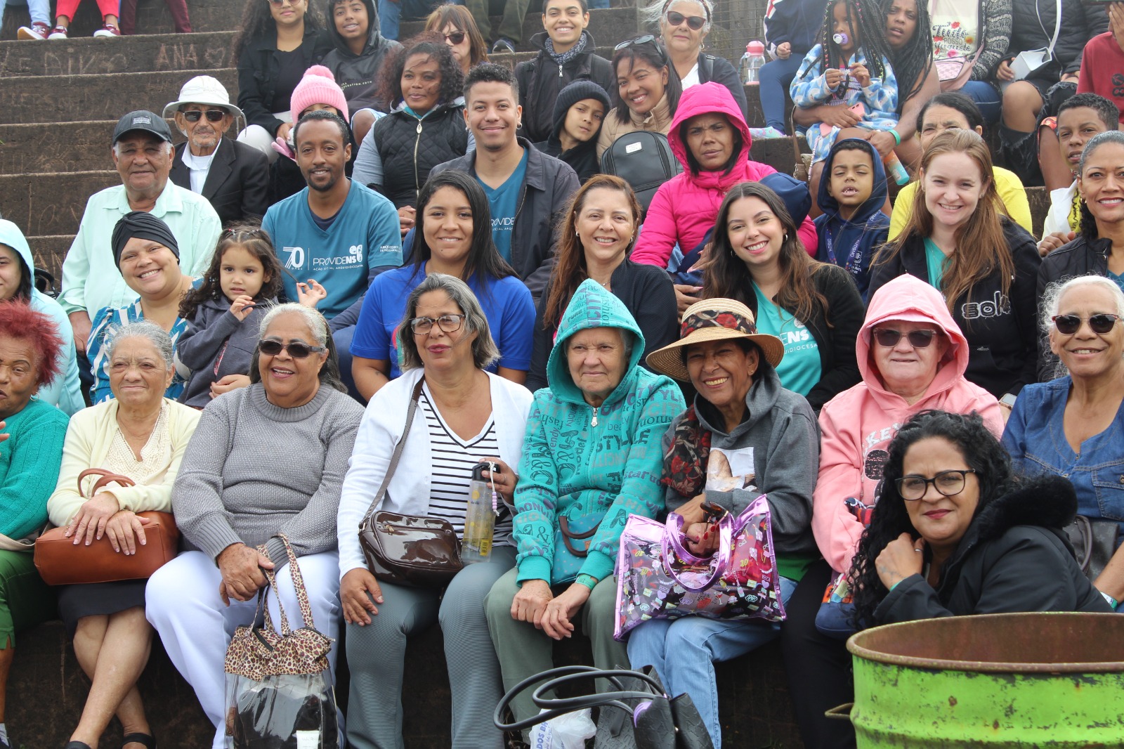 Famílias do Projeto Elos e idosos do Projeto Tecendo Proteção visitam à Casa da Mãe Piedade