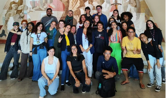Jovens estudantes realizam visita guiada no Santuário Arquidiocesano São Francisco de Assis