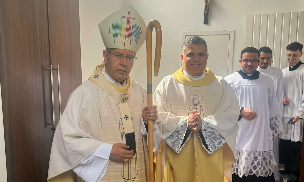 Dom Walmor dedica orações a cada sacerdote na Basílica Santo Cura D’ars