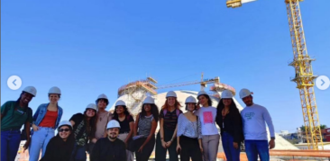 Jovens estudantes realizam visita guiada na Catedral Cristo Rei