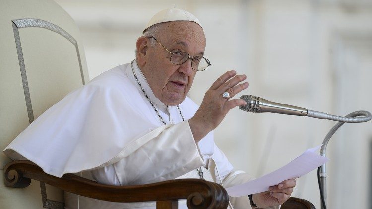 Em carta aos jovens padres Papa Francisco diz que “encontrar um bom livro pode ser como um oásis”