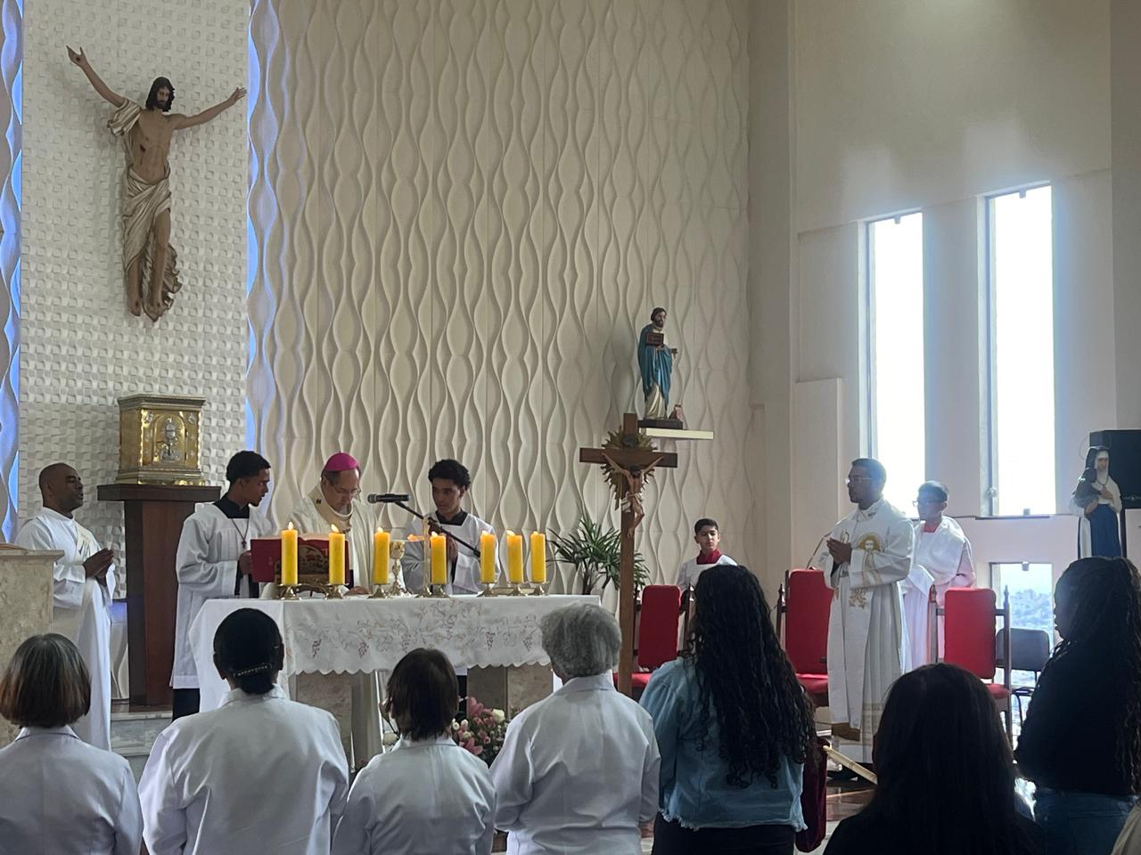 Dom Walmor celebra com fiéis do Aglomerado da Serra a Festa de Santa Dulce dos Pobres