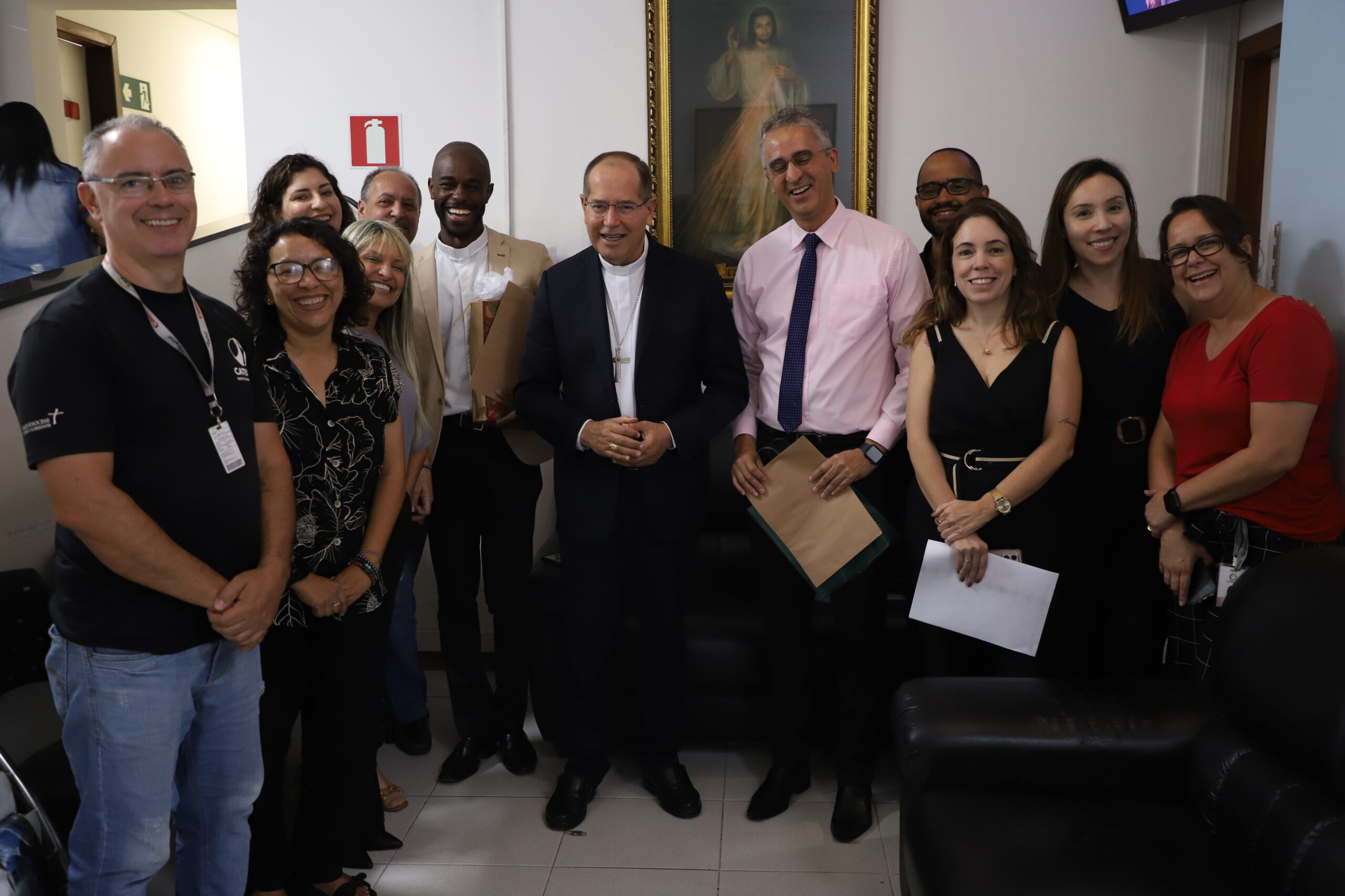 Dom Walmor recebe homenagem dos colaboradores da TV Horizonte e Rádio América