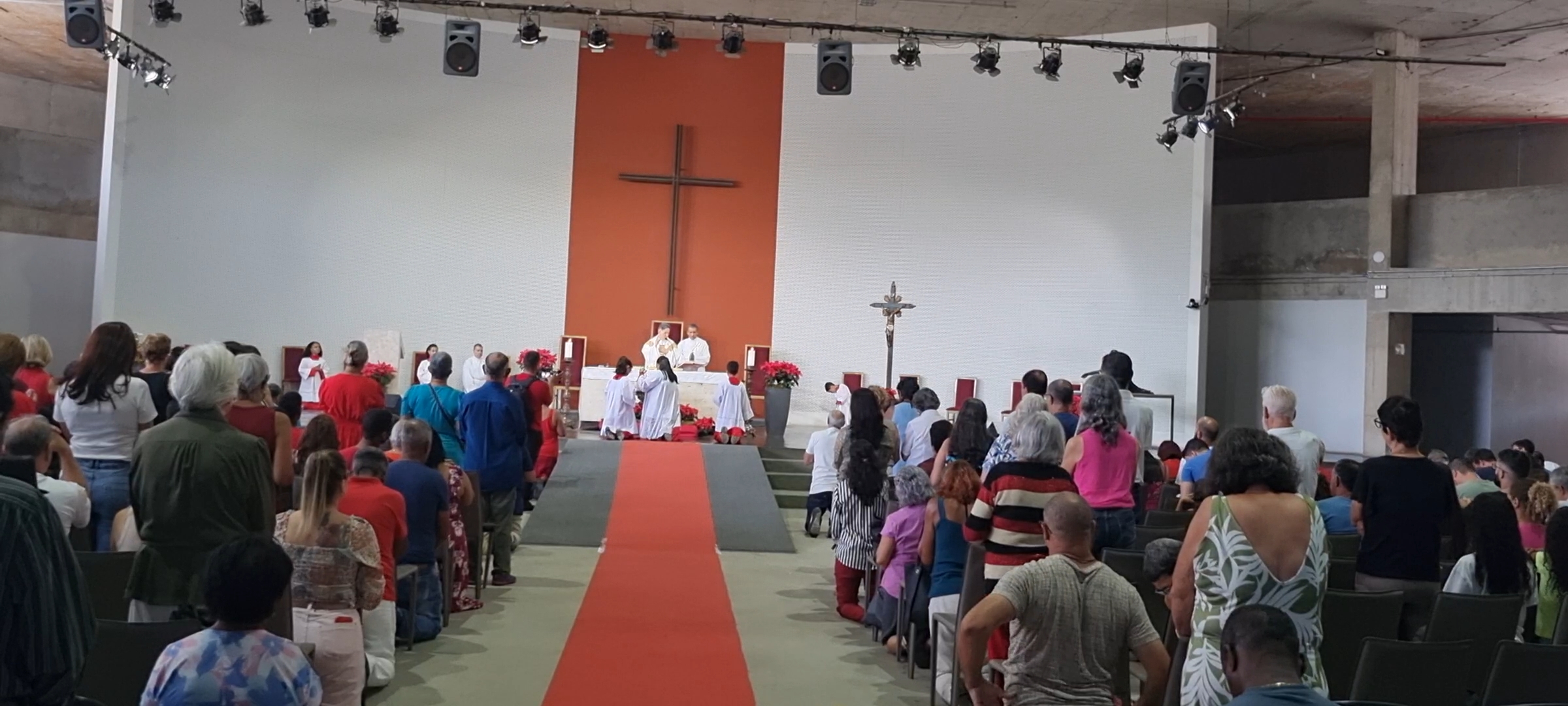 Missa de Natal na Catedral Cristo Rei:“Jesus veio para que nós nos tornássemos filhos e filhas de Deus”