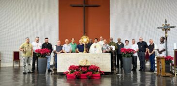 Jubileu da Esperança: sacerdotes se unem para adoração ao Santíssimo Sacramento na Catedral Cristo Rei