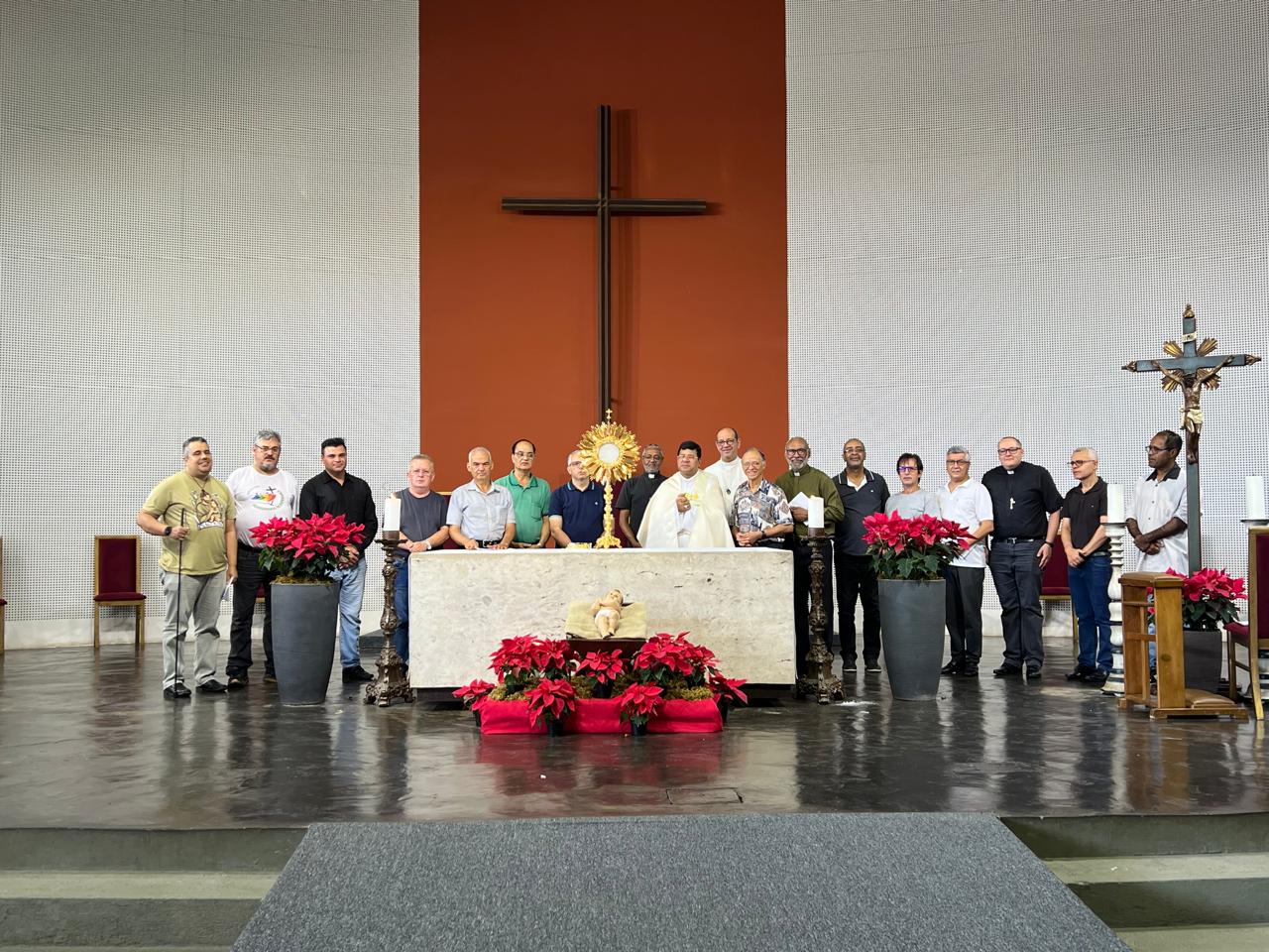 Jubileu da Esperança: sacerdotes se unem para adoração ao Santíssimo Sacramento na Catedral Cristo Rei